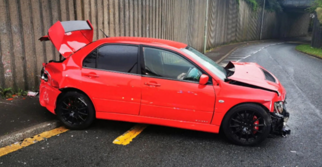 Mitsubishi Lancer Evo distrutta Regno Unito